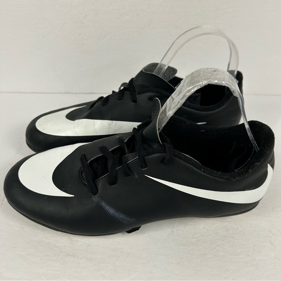 💕 Youth Nike Black and White Soccer Cleats 6Y - Picture 6 of 8
